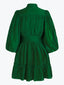 produktbilde av Dyp Grønn kjole med puffede ermer, knapper og volanger – perfekt som festkjole, cocktailkjole eller til pen hverdagsbruk.