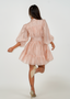 Helfigur rygg av pudder rosa sommerkjole med puffede ermer, knapper og volanger – perfekt som festkjole, cocktailkjole eller til pen hverdagsbruk.