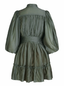 Produktbilde rygg av høst grønn kjole med puffede ermer, knapper og volanger – perfekt som festkjole, cocktailkjole eller til pen hverdagsbruk.