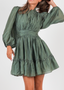 Detaljebilde av høst grønn kjole med puffede ermer, knapper og volanger – perfekt som festkjole, cocktailkjole eller til pen hverdagsbruk.