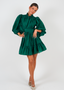 Dyp Grønn kjole med puffede ermer, knapper og volanger – perfekt som festkjole, cocktailkjole eller til pen hverdagsbruk.
