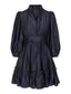 Produktbilde front av navy blå kjole med puffede ermer, knapper og volanger – perfekt som festkjole, cocktailkjole eller til pen hverdagsbruk.