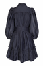 Produktbilde bak av navy blå kjole med puffede ermer, knapper og volanger – perfekt som festkjole, cocktailkjole eller til pen hverdagsbruk.